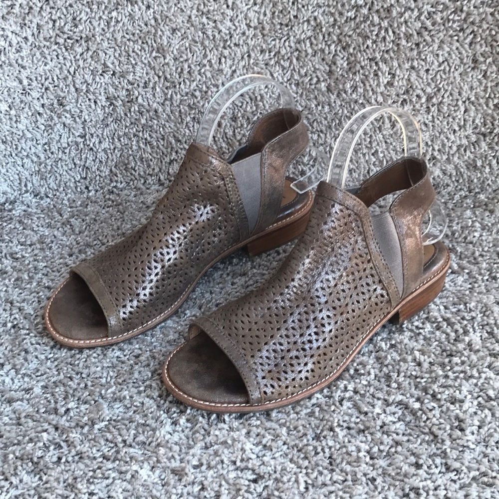 Sofft Nalda Taupe Shimmer Perforated Leather Sandals size 8 M